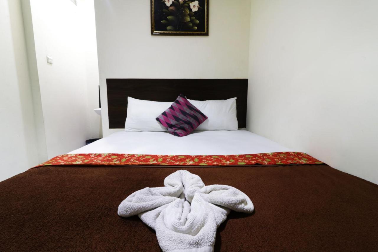 Bantal Guling Pasar Baru Hotel Бандунг Екстериор снимка