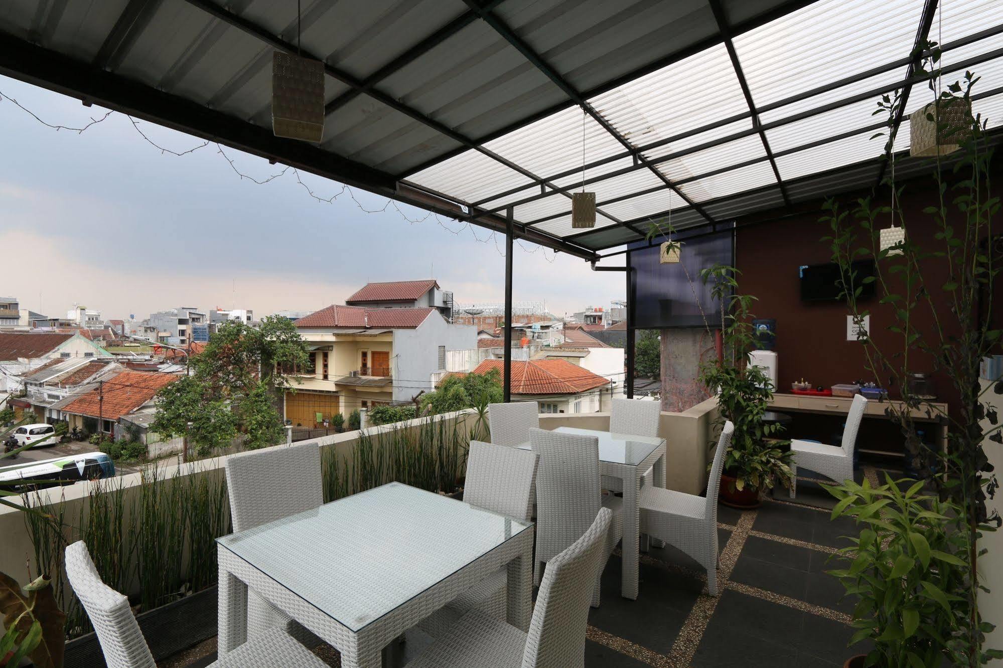 Bantal Guling Pasar Baru Hotel Бандунг Екстериор снимка