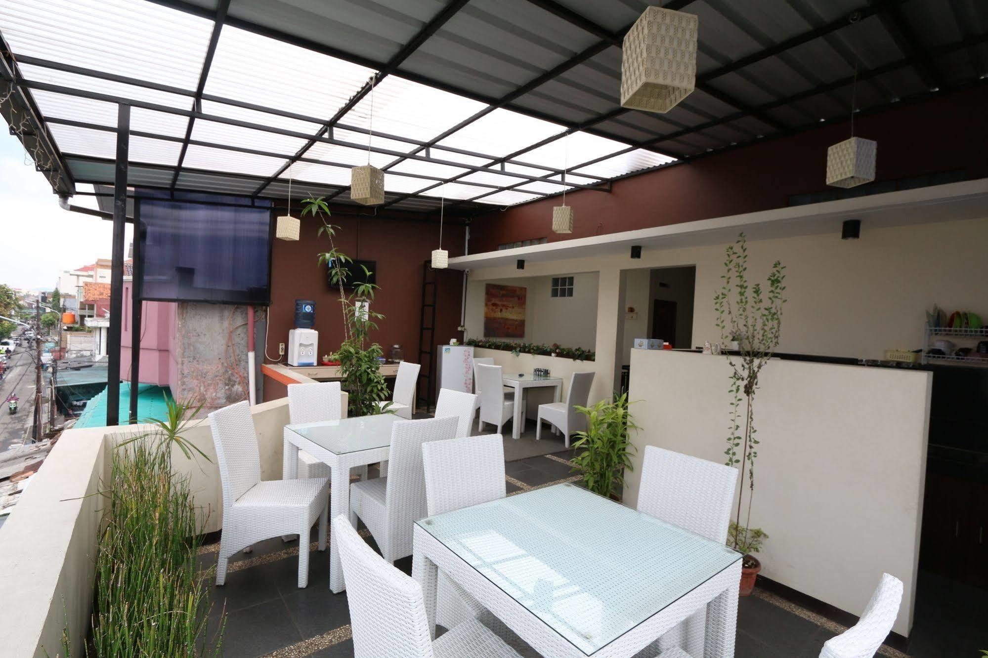 Bantal Guling Pasar Baru Hotel Бандунг Екстериор снимка